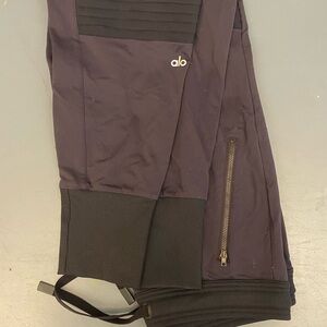 ALO Yoga Men’s Cargo Pants in Deep Navy and Black